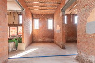 <p>Ontdek de laatste commerciële opportuniteit in Residentie Heffena!</p><p>In het hart van Heffen, pal aan het gezellige dorpsplein, bevindt zich nog één unieke handelsruimte in het voormalige Jachthuis van Residentie Heffena. Alle appartementen binnen het project zijn inmiddels verkocht, waardoor deze commerciële ruimte een zeldzame kans vormt op een toplocatie in een levendige en residentiële omgeving.</p><p>Deze karaktervolle handelsruimte combineert authenticiteit met hedendaags comfort. Dankzij de ligging aan het Dorpsplein geniet je van een uitstekende zichtbaarheid en bereikbaarheid. Binnenin zorgen de prachtige gewelven, uitzonderlijk hoge plafonds en andere authentieke elementen van het voormalige Jachthuis voor een unieke uitstraling en een bijzondere sfeer. Daarnaast beschikt de ruimte over een privatieve buitenruimte, wat extra mogelijkheden creëert. </p><p>De ruimte wordt CASCO opgeleverd, zodat je de inrichting volledig naar eigen wens en concept kan afwerken.</p><p>Residentie Heffena bevindt zich op een strategische locatie tussen Mechelen, Antwerpen en Brussel, met de rust van de Zenne en het charmante dorpsleven van Heffen als extra troef.</p><p>Benieuwd naar deze unieke commerciële ruimte? Plan eenvoudig je afspraak met onze nieuwbouwspecialist via onze website.</p>
