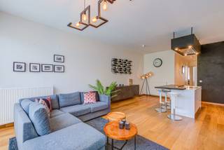 <strong>2 slaapkamer appartement met tuin</strong>, instapklaar op wandelafstand van Dageraadplaats en <strong>tramhalte 11</strong>. Op een gelijkvloers van een <strong>nieuwbouw uit 2017</strong> een fraai ingericht appartement met <strong>tuin en terras</strong>. Volledig op eiken strokenparket ingerichte keuken met kookeiland, grote schuiframen naar het tuinterras. Een <strong>ingerichte badkamer</strong> met inloopdouche, lavabomeubel, <strong>apart toilet</strong>, berging en apart washok. een grote en een kleinere maar comfortable slaapkamer. Er is eveneens een <strong>kelderberging </strong>op -1 en een gemeenschappelijke <strong>fietsenstalling</strong>.