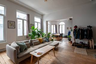 Super leuk 2 slaapkamer appartement op centrale ligging! Beschikbaar vanaf 01/04/2026!<br /><br />Gelegen op de 1ste verdieping van het gebouw vinden we dit lichtrijk appartement in het stadscentrum van Antwerpen.<br />Indeling: Inkomhal, gezellige leefruimte met open ingerichte keuken (voorzien van vaatwasser, koelkast, kookvuur, oven en dampkap ). Badkamer met lavabo en inloopdouche, toilet is apart. 2 slaapkamers. EPC van 234 kWh. Gas en elektriciteit met aparte meter. Maandelijkse kosten van € 125,00 voor het onderhoud van de gemeenschappelijke delen en voorschot voor het water.<br />Wees er snel bij en contacteer ons nu voor een afspraak ter plaatse!