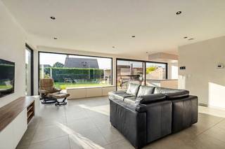 <p><strong>Op zoek naar een moderne, ruime villa met 5 slaapkamers en een uitstekende energieprestatie? Gevonden!</strong></p>
<p>Deze recente villa gebouwd in 2021 combineert ruimte, hedendaags wooncomfort en energiezuinigheid op een perceel van maar liefst 654 m². Met een bewoonbare oppervlakte van ca. 224 m², vijf slaapkamers, 2 badkamers en een gunstig EPC-label A is dit de ideale woning voor wie op zoek is naar een comfortabele thuis voor het hele gezin.<br />De woning beschikt over 18 zonnepanelen, centrale verwarming via vloerverwarming met aparte thermostaten, Reynaers Aluminium hoogrendementsbeglazing, dak-, gevel- en vloerisolatie. Ook elektrische zonwering en ventilatie dragen bij aan het dagelijkse wooncomfort.<br />Bij het betreden van de woning kom je in de inkomhal met ingemaakte kasten en gastentoilet, die aansluit op de bureau ruimte die ook kan dienen als extra slaapkamer en op de lichtrijke leefruimte met grote glaspartijen, waar een moderne indeling zorgt voor een aangenaam open woongevoel. Aansluitend bevindt zich de moderne ingerichte leefkeuken en praktische berging.<br />Op de verdieping bevinden zich vijf volwaardige slaapkamers. De master bedroom van maar liefst 33m² beschikt over een dressing en badkamer voorzien van een dubbele wastafel, inloopdouche, ligbad en toilet wat zorgt voor extra comfort. Een apart toilet en tweede badkamer met inloopdouche en wastafel geven praktisch comfort voor de overige 4 slaapkamers (17, 17, 11 en 14 m²)<br />Ben je op zoek naar een ruime, moderne en energiezuinige gezinswoning met vijf slaapkamers, een veelzijdige indeling en een groene omgeving? Dan is deze villa zeker een bezoek waard! Aarzel niet en neem vandaag nog contact met ons op voor meer informatie of om een bezoek in te plannen.</p>