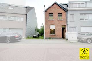 Volledig te renoveren gezinswoning/ projectgrond met ideale west-oriëntatie voor een ruim gebouw op rustige ligging, doch in het centrum van...