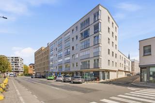 <p>Op de benedenverdieping in de Pieter Lachaertstraat in Gent vind je dit instapklare appartement waar wonen meteen aangenaam voelt. Een leuk detail en troef is de <strong>afzonderlijke toegang tot het appartement</strong>. </p><p>Het appartement zelf kent <strong>heel wat vernieuwingen</strong>, doorheen de jaren. Vanaf 2009 zijn er tal van aanpassingen gebeurd – van keuken tot badkamer en een warmtepomp uit 2024 – waardoor je hier geniet van comfort zonder zorgen. </p><p>De ruime leefruimte van 28m² vormt het warme hart van de woning, met een halfopen, geïnstalleerde keuken die naadloos aansluit. Met <strong>twee volwaardige slaapkamers</strong>, een aparte berging en een totale <strong>bewoonbare oppervlakte van 88m² </strong>is dit een fijne thuis voor wie op zoek is naar praktisch en gezellig wonen, zonder trappen.<strong> </strong></p><p><strong>De ligging is tevens een echte troef:</strong> winkels op wandelafstand, openbaar vervoer om de hoek en scholen, sportfaciliteiten en de invalswegen allemaal binnen handbereik. <strong>Zo combineer je de rust van een eigen plek met de bereikbaarheid van de stad.</strong> </p><p>Maandelijkse provisie: € 450 incl. verwarming. Het appartement zelf kent een afzonderlijke warmtepomp met unit in de woonkamer. De residentie kent een algemene fietsenstalling. </p><p>Informeer zeker naar alle andere voorwaarden en <strong>contacteer me voor het plannen van een afspraak via 0478 59 77 41 of michiel@altro-vastgoed.be</strong></p>