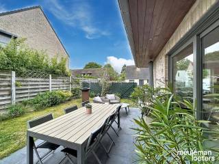 Cette villa spacieuse et bien orientée est située dans un quartier calme au centre de Waardamme.Cette maison lumineuse se compose comme suit :Un hall...