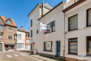 Op een absolute toplocatie, vlak bij de Grote Markt van Lier, bevindt zich dit ruim en karaktervol hoekpand in de Huibrechtstraat 2. Dankzij de centrale ligging geniet u van alle voorzieningen, winkels en horeca op wandelafstand, terwijl u toch kan rekenen op voldoende rust en privacy.<br />Het pand werd in 2022 volledig opgefrist. Enkele belangrijke vernieuwingen zijn onder meer:<br />-Een nieuw dak 🛖<br />-Nieuwe beglazing (energiezuinige ramen) 🪟<br />-Twee vernieuwde badkamers <br />-Algemene opfrissingswerken doorheen het volledige gebouw.<br />Met maar liefst vijf ruime slaapkamers en twee volwaardige badkamers biedt deze woning tal van mogelijkheden, zowel voor grote gezinnen als voor mensen die ruimte zoeken om wonen en werken te combineren.<br />Bovendien geldt voor dit pand geen renovatieverplichting, wat het meteen instapklaar en bijzonder interessant maakt als investering of eigen bewoning.<br /><br />Troeven:<br />+ Hoekligging met veel lichtinval ☀️<br />+ Vlak bij de Grote Markt van Lier 📍<br />+ Volledig opgefrist in 2022 🔨<br />+ 5 slaapkamers – 2 badkamers 🛌🛁<br />+ Geen renovatieverplichting ✅<br /><br />Een pand als dit komt zelden op de markt. Maak vandaag nog een afspraak voor een bezichtiging en ontdek zelf de vele troeven van deze unieke eigendom!<br />Voor interactieve grondplannen met foto’s, ga naar www.wijns.be en klik op de knop “virtueel bezoek”.<br />Info &amp; afspraak:  ☎ 0473/33 33 10   ✉ geoffry@wijns.be