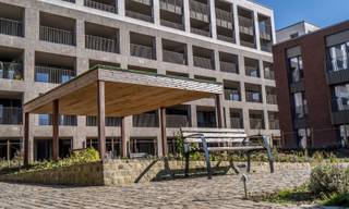 Royaal appartement B21.403 in residentie CityGarden heeft 2 slpk. en is op de 4de verdieping gelegen. Het appartement (120 m²) omvat een inkom met toilet, berging, een badkamer met bad, 2 slpk., leefruimte met open keuken en grote raampartijen die uitgeven op het ruim terras. Het terras is ca. 25 m² groot en grenst bovendien aan de rustige moestuin.<br /><br />Het appartement is voorzien van vloerverwarming en warmtepomp. De verwarming gebeurt via een eigen warmtenet (KWO-systeem met warmtepomp) dat in de zomer tevens ook voor koeling zorgt. Je wagen parkeer je vlot en gemakkelijk ondergronds. <br /><br />Bij elk app. hoort een ondergrondse autostaanplaats met berging en/of garagebox. Deze dient apart bij aangekocht te worden. Verder kun je een kelderberging of oplaadpunt bijkopen.<br />Vrije keuze bij verschillende leveranciers voor de binnen afwerking (vloertegels, badkamer &amp; keuken, etc.) Meer info? Contacteer onze sales consultants Inge Vancluysen of Marisa Marasco op het nr. 011 41 33 23.