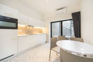 <p><span>Volledig nieuwe studentenstudio in centrum Heverlee.</span></p><p><span>Deze gelijkvloerse studio van 30 m² heeft een rechtstreekse inkom en een afzonderlijke eethoek met uitgebreide keuken.</span></p><p><span>De slaaphoek is voorzien van een dubbel bed en een ruime kleerkast. Centraal bevindt zich een afgesloten badkamer met douche en toilet.</span></p><p><span>Achteraan kan je genieten van een terrasje. Achteraan is een fietsenstalling voorzien.</span></p><p><span> </span></p><p><span>Geniet het eerste jaar van gegarandeerde huurinkomsten en kwalitatief beheer. Verwachte huurinkomst van 850 EUR/maand.</span></p><p><span> </span></p><p><span>Interesse? Contacteer ons via 016 15 31 15 of <span>info@immolivit.be</span></span><span> </span></p>