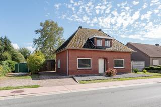 Op een ruim perceel van 1.041 m² aan de Zonhoekstraat 182 in Pelt bevindt zich deze vrijstaande woning met een grote tuin, een bijgebouw en bijzonder veel mogelijkheden. De woning beschikt over een bewoonbare oppervlakte van circa 122 m² (zonder de kelder en de verdieping) en biedt dankzij de ruime, nog verder af te werken zolder interessante uitbreidingsmogelijkheden.<br />De gelijkvloerse verdieping omvat een lichtrijke leefruimte met zit- en eetgedeelte, aansluitend een functionele keuken en een praktische was- en bergruimte. Verder zijn er een ruime slaapkamer, een afzonderlijk bureau dat eveneens als tweede slaapkamer kan worden ingericht en een badkamer met douche en toilet.<br />Via de trappenhal bereikt u de omvangrijke zolderverdieping. Deze bevindt zich momenteel in een onafgewerkte toestand, maar biedt volop ruimte voor het creëren van bijkomende slaapkamers, een hobbyruimte, een thuiskantoor of een royale master bedroom. Hierdoor kan de woning volledig naar eigen smaak en behoeften verder worden afgewerkt.<br />Buiten geniet u van een diepe en groene tuin met veel privacy en ruimte voor ontspanning, spelende kinderen of het aanleggen van een terras. De aanwezige garage/het bijgebouw en het tuinhuis zorgen voor bijkomende opslag- en gebruiksmogelijkheden.<br />De woning wordt centraal verwarmd via een warmtepomp (lucht - water) op vloerverwarming enkel in de keuken, verder wandverwarming en beschikt over EPC-label D met een energiescore van 314 kWh/m² per jaar. Het pand werd oorspronkelijk gebouwd in 1955 en heeft een niet-geïndexeerd kadastraal inkomen van € 708.<br />Het asbestattest vermeldt de woning als niet-asbestveilig. Er werden asbesthoudende leien op het dak en een beperkte toepassing in elektrisch schakelmateriaal vastgesteld. Het volledige attest is beschikbaar ter inzage.<br /><br />Pluspunten:<br /><br />Warmtepomp met vloerverwarming reeds geïnstalleerd<br />Veel mogelijkheden<br />Gelijkvloers zijn de ruimtes al mooi open getrokken en is er veel lichtinval<br />Verdieping: zeer veel mogelijkheden<br />Tuin: ruime tuin aanwezig<br /><br /><br />Bent u op zoek naar een vrijstaande woning op een mooi perceel, waarbij u de verdere inrichting en afwerking volledig zelf kunt bepalen? Dan vormt deze eigendom een uitstekende opportuniteit.<br />Contacteer ons voor meer informatie of een bezichtiging ter plaatse.