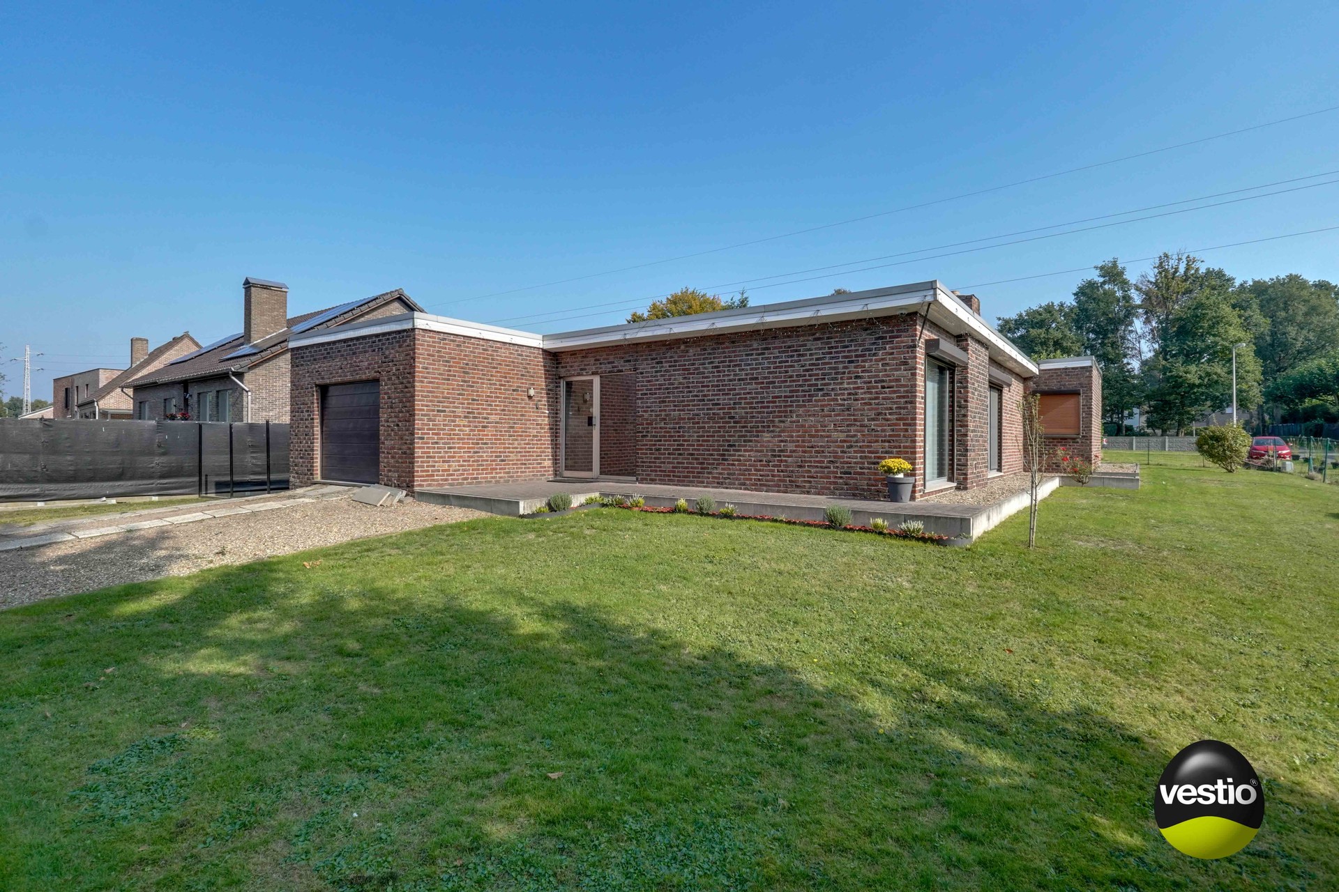 GELIJKVLOERSE BUNGALOW BOORDEVOL POTENTIEEL - foto 2