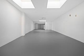 Nieuwbouw handelspand in centrum KapellenGelegen pal in het centrum van Kapellen kan u dit handelsgelijkvloers vinden. Met een groot etalageraam als...