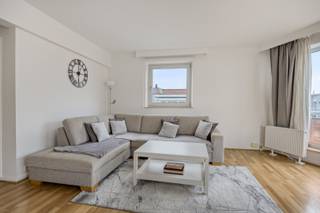 Dit verzorgd en instapklaar appartement bevindt zich op de tweede verdieping van een gebouw met lift. Het biedt een aangename leefruimte, twee volwaardige slaapkamers en een ingerichte keuken.<br />Een private kelder zorgt voor extra bergruimte en ook een garage is inbegrepen, een mooie troef op het vlak van comfort en parkeren.<br />Het appartement is sinds 2021 verhuurd en vormt daardoor ook een interessante opportuniteit als investering. Meer informatie over de huidige huursituatie is beschikbaar op aanvraag.<br />EPC-label: E.