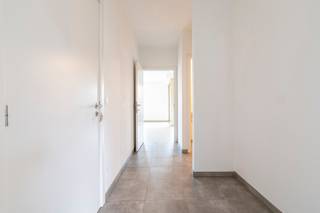 Huurprijs: 835 EUR per maand+ 100 EUR per maand voor ondergrondse autostaanplaats en berging+ 95 EUR per maand gemeenschappelijke kostenKosten...