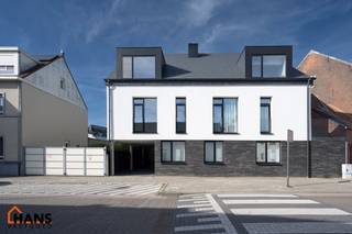 Cet appartement récent, situé au premier étage avec ascenseur, offre une disposition confortable et pratique dans un environnement agréable.En...