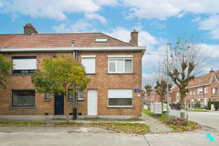 Ontdek deze te renoveren halfopen bebouwing met inpandige garage en drie slaapkamers, gelegen op een perceel van 175 m². De bewoonbare oppervlakte bedraagt 136 m² (volgens EPC-attest). De woning geniet van een uitstekende bereikbaarheid dankzij de onmiddellijke nabijheid van de Rijksweg en het op- en afrittencomplex E403 (Roeselare-Rumbeke) alsook de vlotte toegang tot het openbaar vervoer. Verder is het centrum van Izegem, tal van handelszaken en scholen op wandelafstand bereikbaar. De woning geniet van volgende indeling: Gelijkvloers: Uitnodigende inkomhal, ruime woonkamer met aansluitend de lichtrijke keuken en eetplaats met toegang tot de tuin en badkamer (ligbad, toilet en wastafel). Op de eerste verdieping bevindt zich een nachthal, drie slaapkamers en berging/wasplaats. Via de vaste trap wordt de zolder bereikt, die momenteel is ingericht tot extra kamer. De zolder werd tevens volledig geïsoleerd. Verder geniet de woning van een oost gerichte tuin met terras en achteraan toegang tot de inpandige garage. Verder beschikt de tuin ook over extra opbergruimte en een zijdeurtje. Decentrale verwarming op aardgas | Hoofdzakelijk HR-beglazing PVC | Geïsoleerde zolder (8 cm MW) | Rolluiken aanwezig | EPC F - Renovatieverplichting van toepassing! | Kelder aanwezig. <strong>Elk prijsvoorstel hoger dan deze startprijs zal worden voorgelegd aan de verkoper(s) die dit al dan niet kan/kunnen aanvaarden.</strong> Margot organiseert voor deze woning de bezoeken ter plaatse. www.bordes.be