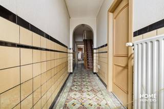 Bent u op zoek naar een eigendom met tal van mogelijkheden? Dan is deze unieke aanbieding in Langemark beslist een bezoek waard.<br /><br />Op het perceel (2437m²), bevindt zich een te renoveren woning met een bebouwde oppervlakte van 150 m². Deze woning vormt de ideale basis voor wie een eigen thuis wil creëren en volledig naar eigen smaak en hedendaagse normen wil renoveren.<br /><br />Daarnaast beschikt het eigendom over twee ruime loodsen, die tal van mogelijkheden bieden voor opslag, een zelfstandige activiteit, hobby's of het stallen van voertuigen en materieel:<br />- Loods van 160 m²<br />- Loods van 90 m²<br /><br />Een bijzonder grote troef zijn de twee loten grond die deze eigendom ook uitermate interessant maken als investering of projectontwikkeling (onder voorbehoud van de geldende stedenbouwkundige voorschriften).<br /><br />Gelegen in Langemark geniet u van een rustige omgeving met een vlotte bereikbaarheid en een goede verbinding naar de omliggende gemeenten.<br /><br />Een eigendom met zoveel potentieel en uitbreidingsmogelijkheden is een zeldzame opportuniteit. Contacteer ons vandaag nog voor meer informatie of een bezichtiging en ontdek zelf de vele mogelijkheden die deze eigendom te bieden heeft.