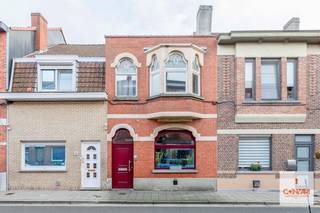 Deze <strong>karaktervolle woning </strong>is gelegen nabij het <strong>Fluweelpark </strong>te Gent en ligt op een boogscheut van verschillende buurtwinkels, scholen, het openbaar vervoer en het <strong>natuurreservaat Bourgoyen-Ossemeersen</strong>. U heeft een vlotte verbinding dankzij de binnenring rond Gent en de R4. Door de aangelegde fietsstraten staat u veilig op uw bestemming.<br /><br />U komt de woning binnen via de inkomhal die u verder brengt naar de woonkamer bestaande uit zit- en eetgedeelte. In het verlengde vindt u de <strong>lichtrijke keuken</strong> met achterliggend de badkamer met ligbad en douche. Via een dubbel venster heeft u toegang tot het aangename <strong>zuidgericht terras</strong> aangelegd in hardhout. Op het eerste verdiep zijn <strong>drie ruime slaapkamers</strong> terug te vinden. De woning heeft zijn authentieke deuren uit 1932, alsook een glasraam in lood. De keuken werd in 2021 volledig vernieuwd. <br /><br />Deze woning is verder te renoveren en kan u naar eigen smaak inrichten. Wenst u hier meer informatie over, en wenst u zelf de charme van deze woning te ontdekken? Neem dan snel contact op via hallo@convas.be