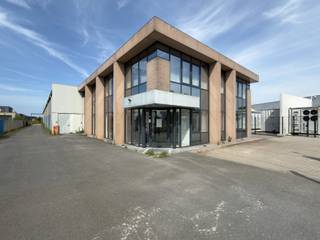 Dit functionele bedrijfsgebouw is uitstekend gelegen in Deinze, op slechts 1 km van de E17. Dankzij deze strategische ligging geniet u van een vlotte verbinding naar Kortrijk, Gent en Antwerpen.<br /><br />Op het gelijkvloers bevindt zich een lichtrijke B2B-showroom van ca. 100 m², voorzien van een lichtstraat die zorgt voor een aangename natuurlijke lichtinval. De kantoorruimte heeft een totale oppervlakte van ca. 230 m², verdeeld over het gelijkvloers en de eerste verdieping. Deze is ingericht met afzonderlijke burelen, sanitair en een kitchenette.<br />Daarnaast beschikt het gebouw over een magazijn van ca. 685 m² met een vrije hoogte van 5 meter en een sectionaalpoort, waardoor het geschikt is voor diverse logistieke en industriële activiteiten.<br /><br />Aan de zijkant van het gebouw zijn bovendien ruime parkeerfaciliteiten voorzien voor medewerkers en bezoekers. Onmiddellijk beschikbaar.<br /><br />Contacteer Henry Van Tornhout voor bijkomende inlichtingen of een vrijblijvend plaatsbezoek via 0474 13 37 93 of via henry@kmovastgoed.be<br />