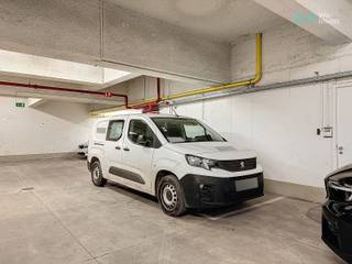 Demis Hardiquest – 0493 83 73 13 | ✉️ demis.hardiquest@weinvest.be<br /><br />WE INVEST offers you a private and secure parking space at 10 Place Jean Jacobs, 1000 Brussels. <br />This parking space is ideally located on level -1 of a secure underground car park, offering optimum peace and security for your vehicle. <br />This privileged car park is just a short walk from the Palais de Justice de Bruxelles, Porte de Namur and Hal, the Louise district, CHU Saint-Pierre, as well as public transport and the charming Grand Sablon district. This parking space is the perfect solution for local residents, professionals or visitors looking for easy, secure access to the centre of Brussels. <br /><br />Rent: €100/month <br />Service charges: €25/month<br /><br />Available immediately!  To make sure you don't miss out on this extraordinary opportunity, contact us!