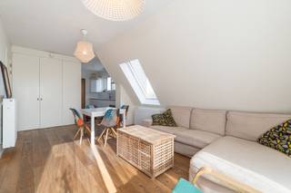 <p>Te koop: moderne penthouse in Strombeek-Bever, gelegen in een rustige residentiële buurt met vrij zicht en nabij openbaar vervoer.</p><p> </p><p>Dit appartement, gebouwd in 2018, combineert eigentijdse architectuur met energiezuinig comfort (EPC-label A+). Dankzij de halfopen structuur geniet u van extra lichtinval en een aangename indeling. De ligging is ideaal: vlot bereikbaar via invalswegen en toch rustig wonen. Het vrij zicht zorgt voor een open gevoel, terwijl de terrassen een fijne buitenruimte biedt.</p><p> </p><p>Belangrijkste ruimtes:</p><p>• Woonkamer met veel natuurlijke lichtinval en directe toegang tot het terras.</p><p>• Moderne keuken, praktisch ingedeeld.</p><p>• Kelder voor extra opslag.</p><p>• 2 terrassen</p><p>• Staanplaats voor uw wagen.</p><p> </p><p>Troeven:</p><p>• Energiezuinig wonen (EPC-label A+).</p><p>• Rustige ligging met vrij zicht.</p><p>• Nabij openbaar vervoer en invalswegen.</p><p>Neem vandaag nog contact op met uw ERA-makelaar voor een bezoek.</p><p>JOUW DROOMAPPARTEMENT. ZO GEVONDEN!</p>