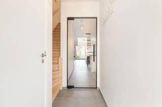 Te koop instapklare nieuwbouwwoning (aankoop met registratierecht = mogelijkheid voor 2%).<br /><br />Droom je van een moderne woning op een toplocatie? Dan is dit je kans! Deze perfect onderhouden en instapklare woning ligt in een rustige, kindvriendelijke straat en combineert wonen in het groen met een uitstekende bereikbaarheid via de A12.<br /><br />✨ Troeven op een rij:<br /><br />Energiezuinig wonen (EPC A+) dankzij zonnepanelen en thuisbatterij<br /><br />Gezond binnenklimaat met ventilatiesysteem D<br /><br />Nabij winkels, scholen en openbaar vervoer<br /><br />Woning omvat inkomhal, open keuken, 2 bergingen (waarvan 1 wasplaats), woonruimte met zicht op tuin, 3 slaapkamers (waarvan 1 met dressing), badkamer en in totaal 2 toiletten.<br /><br />Hier woon je in alle rust, met alles wat je nodig hebt vlakbij. Een woning waar je zonder zorgen kan intrekken en meteen kan genieten van het beste wooncomfort.<br /><br />Voor meer info www.hyboma.be of wenst u graag een bezoek ter plaatse contacteer dan Guy 0479/88 88 06 of Hyboma op 051 480 980!