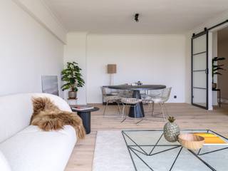 <em>Ruim en lichtrijk 3 slpk appartement met terras nabij het station Gent-Sint-Pieters</em><br /><br />Dit appartement, gelegen op de 5de verdieping, onderscheidt zich door zijn <strong>ruimtelijkheid, praktische indeling en algemene afwerking</strong>. Bijkomende troef is de nabijheid van het <strong>station Gent-Sint-Pieters</strong> en het <strong>Citadelpark</strong> op wandelafstand.<br /><br />Het 3 slpk appartement werd <strong>gerenoveerd in 2021</strong>, <strong>een totaalrenovatie met stijlvolle en tijdloze accenten</strong>. De zwarte stalen binnendeuren, houten vloeren, grote raampartijen en open volumes zetten de toon. Het appartement heeft <strong>een oppervlakte 120m2 en beschikt over een praktische indeling</strong>. De grote ramen, open volumes en ruime hal zorgen voor <strong>een gevoel van ruimte doorheen het appartement</strong>.<br /><br />We betreden het appartement via <strong>de inkomhal met ruime vestiairekast</strong>. Aan <strong>de voorzijde werden de ruimtes opengetrokken</strong> en samengevoegd tot <strong>één groot geheel</strong>. Deze prachtige ruimte geeft plaats aan <strong>de eetplaats, woonkamer en keuken</strong>. De<strong> open keuken met royaal keukeneiland</strong> beschikt over veel bergruimte en werd voorzien van alle toestellen. <br /><br />Centraal vinden we een apart toilet en <strong>de badkamer, met ligbad en regendouche</strong>. Aan de achterzijde vinden we <strong>3 slaapkamers</strong>. Twee identieke slaapkamers van 10m2 en een hoofdslaapkamer van 17m2. Via de ruimste slaapkamer heeft men ook toegang tot<strong> het terras over de volledige breedte van het appartement</strong> . Het appartement beschikt ook over <strong>een privatieve kelderberging</strong> en er is de mogelijkheid tot het bijkopen van een handige staanplaats op de gemeenschappelijke binnenplaats.<br /><br /><strong>De ideale investering en woonplaats door de nabijheid van het station, zijn volume en afwerking.</strong>