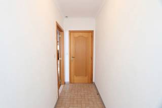 In deze praktische woning komt u via de inkomhal met apart toilet in de ruime living met aansluitend een keuken voorzien van gas kookvuur met...