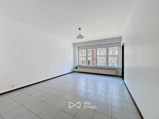 Tel.: 0456 12 69 37 | E-mail: kilian.f@weinvest.be<br /><br />We Invest biedt u exclusief dit lichtrijke appartement met twee slaapkamers aan, ideaal gelegen nabij de Avenue Georges Henri en alle voorzieningen (winkels, parken, openbaar vervoer, enz.).<br /><br />Het appartement bevindt zich op de eerste verdieping van een kleine mede-eigendom zonder lift en bestaat uit: een inkomhal, twee slaapkamers, waarvan één toegang geeft tot een terras aan de achterzijde, een half ingerichte keuken, een douchekamer, een apart toilet, een bergruimte en een aangename leefruimte.<br /><br />Het appartement beschikt eveneens over een wasruimte met wasmachine, gelegen op de gelijkvloerse verdieping.<br /><br />Geen gemeenschappelijke lasten.<br /><br />EPC: F<br /><br />Onmiddellijk beschikbaar<br />Huurcontract van 3 jaar<br /><br />Zeker een bezoek waard!