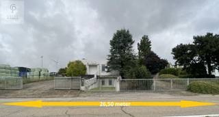 Dit multifunctioneel pand met bovenliggend appartement en aanhorende grond is gelegen vlakbij de oprit van de E313 en op enkele minuten van het Tongerse stadscentrum.<br />In het verleden heeft dit complex dienst gedaan als feestzaal, maar er zijn tal van opties mogelijk. Momenteel is het pand ingericht als muziekstudio met onthaalruimte, burelen, opnamestudio, keuken en sanitaire voorzieningen. <br /><br />Het betreft een pand met een bruikbare oppervlakte van:<br />Gelijkvloers: 275m²<br />Verdieping 1 (appartement): 55m²<br />Verdieping -1: (garage + kelder): 65m²<br /><br />Extra:
<ul>
	<li>aanwezigheid van zonnepanelen 10.000 kWh met certificaten tot 2032;</li>
	<li>dakbedekking EPDM vernieuwd in 2008;</li>
</ul>
<br />Het perceel kan eventueel ook dienst doen als projectgrond!<br /> 