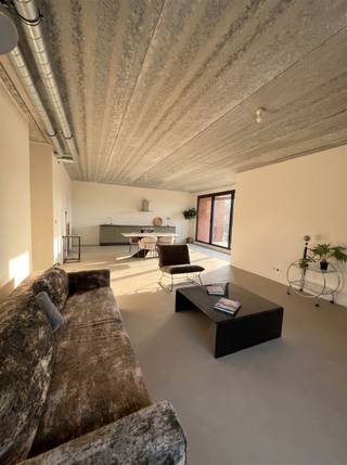<p>Dit prachtig gerenoveerde appartement op het gelijkvloers biedt een perfecte balans tussen een strak modern interieur en warme industriële accenten.  In een fijne rustige buurt omgeven door groen en een eigen tuin maakt het appartement uitzonderlijk.</p><p>Alle ruimtes zijn voorzien van een naadloze grijze gietvloer, betonnen plafonds, matzwarte stalen profielen en zichtbare designluchtkanalen waardoor een unieke karaktervolle woonstijl wordt verkregen.<br />Vanuit de centrale inkomhal bereik je de royale open leefruimte met een cosy zithoek, eetruimte en stijlvolle open keuken. Via een zeer grote raampartij in de keuken bereik je het mooie inpandige terras en de prive tuin van het appartement.</p><p>De beide slaapkamers zijn ruim en een natuurlijke licht inval geeft  juist dat tikkeltje extra om wakker te worden in een oase van rust. De tweede slaapkamer sluit aan op de living met nog  een aparte doorgang naar terras en de tuin.</p><p>De badkamer is een luxe van grootte.  Deze geeft een whauw gevoel door de uitermate grote douche, comfort en afwerking.  Waar toch nog ruimte is voor een persoonlijke touch in te brengen. Toilet is afzonderlijk wat altijd aangenaam is als je gasten ontvangt.</p><p>Dit appartement is ook energiezuinig door de aanwezigheid van zonnepanelen en warmtepomp waardoor het de ultieme match voor liefhebbers van ecologie, design, modern wonen, industriële architectuur.</p><p><br /> </p><p>Rechtstreeks van eigenaar te koop.</p><p>Bel gerust voor meer info en bezichtiging  0456 83 87 68<br /> </p>