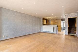 Deze instapklare woning is gunstig en centraal gelegen in het levendige Putte (Kapellen). Scholen, winkels, openbaar vervoer en de snelweg bevinden zich allemaal op korte afstand.<br />Bij het betreden van de woning komt u in een ruime, centrale inkomhal. Op het gelijkvloers vindt u verder een nette, volledig betegelde en recent vernieuwde keuken, een berging en een gezellige woonkamer. Vanuit de woonkamer leidt een vaste trap naar de nachthal op de eerste verdieping, die toegang geeft tot twee ruime slaapkamers.<br />De woning is gelegen op een perceel van 350 m² en beschikt over een aangename, zuidgeoriënteerde tuin waar u in alle rust kan genieten. Daarnaast is er een ruime, garage aanwezig die perfect kan dienen als atelier of hobbyruimte. Achteraan het perceel bevindt zich nog een praktische garage, ideaal voor het parkeren van een wagen en bereikbaar via de achterliggende servitudeweg.