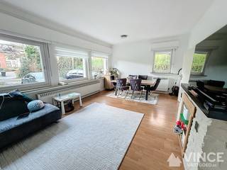 Op zoek naar ruimte, rust en natuur?<br /><br />Dit charmante landhuis, gelegen in een groene en rustige omgeving, beschikt over maar liefst vier ruime slaapkamers en twee badkamers, waardoor het ideaal is voor een gezin of voor wie behoefte heeft aan extra ruimte.<br /><br />De grote tuin rondom het huis is een echte oase, perfect om in te ontspannen, te tuinieren of van de natuur te genieten.<br />De woning is zorgvuldig onderhouden en biedt veel lichtinval, waardoor een warme en gezellige sfeer ontstaat.<br /><br />Kenmerken van de woning:
<ul>
	<li>Ruime woonkamer met veel natuurlijk licht</li>
	<li>Vier slaapkamers, voldoende ruimte voor het hele gezin</li>
	<li>Twee badkamers</li>
	<li>Grote tuin, perfect voor buitenactiviteiten en ontspanning. </li>
	<li>Rijke groene omgeving, ideaal voor wandelaars en natuurliefhebbers</li>
	<li>Ruime en nieuwe oprit en voldoende parkeergelegenheid</li>
</ul>
Dit landhuis combineert het comfort van modern wonen met de charme van de natuur. Bent u op zoek naar een rustige, ruime plek om te wonen?<br />Aarzel dan niet om contact op te nemen voor meer informatie of een bezichtiging!