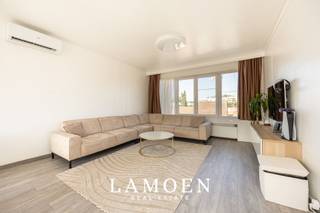 <p>Op zoek naar een instapklaar appartement waar licht, ruimte en comfort samenkomen? <br />Dit moderne appartement op de tweede verdieping ligt op een uitstekende locatie, op wandelafstand van winkels en openbaar vervoer, met vlotte verbinding naar de invalswegen.<br />Binnen valt meteen de doordachte indeling op. De drie ruime slaapkamers, waarvan er één momenteel is ingericht als dressing, liggen handig gegroepeerd bij de badkamer met inloopdouche, lavabo en toilet.<br />De blikvanger van het appartement is de royale woonkamer, waar het daglicht langs twee kanten binnenstroomt. Dankzij de ligging op de tweede verdieping kijkt u over de omliggende daken heen en geniet u van een open, vrij uitzicht. De open keuken is voorzien van alle comfort en sluit naadloos aan op het praktische terras.</p><p>Alle troeven op een rij:<br />- Ruim appartement met 3 slaapkamers<br />- Volledig instapklaar<br />- Energiezuinig met EPC-label C<br />- Recent geïnstalleerde vaste airconditioning<br />- Kleinschalig gebouw met slechts twee wooneenheden<br />- Lage vaste kosten, geen syndicus</p><p>Geen lift of garage in het gebouw, dankzij de rustige straat wel voldoende parkeermogelijkheid.</p><p>Interesse? Plan zeker uw bezoek via info@lamoen.net of 03 375 60 99<br />Bodemattest, Asbestattest, Stedenbouwkundige info aanwezig. Bevindt zich niet in een risicozone voor overstromingen (P- en G-score A).</p>