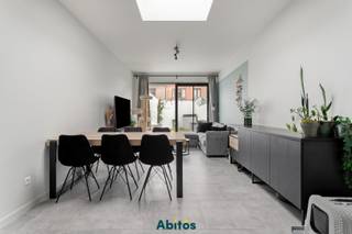 📅 Zelf een bezoek inplannen?<br />🌐 Ga naar abitos.be, klik op ‘Te Huur’, zoek het pand en kies 'Maak een afspraak'<br />👉🏿Kies een tijdstip<br /><br />Deze instapklare woning ligt op een aangename locatie in Mariakerke, met winkels in de buurt en de Bourgoyen-Ossemeersen vlakbij voor een wandeling in het groen. Met de fiets bereikt u vlot het centrum van Gent, terwijl de nabijheid van de R4 en N9 ook met de wagen voor een uitstekende bereikbaarheid zorgt.<br /><br />Via de inkomhal, met afzonderlijk gastentoilet, komt u binnen in de ruime keuken. Deze is volledig uitgerust met Siemens-toestellen, waaronder een oven, vaatwasser en inductiekookplaat, en biedt voldoende plaats voor een eettafel.<br />Aansluitend bevindt zich de lichtrijke leefruimte met zicht op de tuin. De tuin vormt een aangename verlenging van de woonruimte en is via een kleine zijsteeg ook rechtstreeks van buitenaf toegankelijk.<br />Op de eerste verdieping bevindt zich een ruime slaapkamer. De volledig afgewerkte badkamer is uitgerust met een inloopdouche, dubbele wastafel en een tweede toilet.<br />De tweede verdieping beschikt over nog twee kamers die flexibel kunnen worden ingericht als bijkomende slaapkamers, bureau of bergruimte. Hierdoor biedt de woning heel wat mogelijkheden om de beschikbare ruimte aan uw eigen woonbehoeften aan te passen.<br /><br />Praktische informatie:
<ul>
<li>Huurprijs: € 1.150 per maand</li>
<li>EPC-label: B</li>
<li>Beschikbaar vanaf 1 november</li>
</ul>
<br />Deze woning is ideaal voor wie op zoek is naar een instapklare woning met tuin, op fietsafstand van het centrum van Gent en met het groen van de Bourgoyen vlakbij.<br /><br />Interesse? Neem vrijblijvend contact met ons op of plan uw bezoek via onze website.<br />📞 Jan: 0475 58 00 38<br />📧 Mail: jan@abitos.be