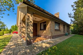 <p><span>Vrijstaande woning met 3 slaapkamers op een perceel van 7a27ca in Zutendaal</span></p><p><span>Deze vrijstaande woning is rustig gelegen aan de Sprinkelestraat in Zutendaal, op een mooi perceel van 7a27ca. De woning, gebouwd in 1967, beschikt over een bewoonbare oppervlakte van 130 m² en biedt tal van mogelijkheden voor wie op zoek is naar een gezinswoning met een ruime tuin.</span></p><p><span>Via de inkomhal betreden we de woning, die toegang geeft tot de ruime en lichtrijke woonkamer. De woning is voorzien van houten ramen met dubbele beglazing en wordt verwarmd via radiatoren op mazout.</span></p><p><span>Aansluitend bevindt zich de keuken, uitgerust met een elektrisch kookvuur, dampkap en oven.</span></p><p><span>Verder beschikt de woning over drie ruime slaapkamers en een badkamer, ingericht met een lavabomeubel en een douche.</span></p><p><span>Achteraan de woning bevindt zich een aangename veranda, de ideale plek om in alle rust te genieten van een kopje koffie met zicht op de tuin.</span></p><p><span>Daarnaast is er nog een praktische zolderruimte aanwezig, die bereikbaar is via de buitenzijde van de woning en extra opbergmogelijkheden biedt.</span></p><p><span>Buiten geniet u van een ruime tuin, ideaal voor gezinnen of tuinliefhebbers. Bovendien beschikt de woning over een kelder en een garage geschikt voor het stallen van een wagen en het opbergen van tuin- en klusmateriaal.</span></p><p><span>De woning is momenteel verhuurd aan een maandelijkse huurprijs van 1.038,42, wat dit pand eveneens interessant maakt als investering.</span></p><p><span>Bent u op zoek naar een vrijstaande woning met veel potentieel, een ruime tuin en een rustige ligging in Zutendaal, of wenst u te investeren in een verhuurd pand met onmiddellijke huuropbrengst? </span></p><p><span>Neem dan gerust contact met ons op voor meer informatie of een bezichtiging via <span>Iris@jemar.be</span></span><span> of 0483 110875.</span></p><p><span> </span></p><p><span>Dit pand kan onderhevig zijn aan de renovatieverplichting die door de Vlaamse overheid wordt opgelegd voor residentiële gebouwen. Consulteer voor meer informatie de website van het Vlaams Energie- en Klimaatagentschap via <span>https://www.energiesparen.be/renovatieverplichting-residenti%C3%ABle-gebouwen-2023</span></span><span> </span></p>