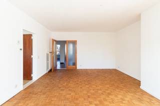 Op de eerste verdieping van een kleinschalige gebouw bevindt zich dit lichtrijke appartement. Via de gedeelde oprit betreedt u het domein, waar...