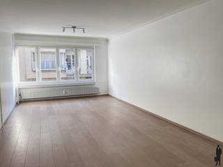 Dit aangenaam appartement is ideaal gelegen op wandelafstand van het Harmoniepark. In de directe omgeving bevinden zich het Sint-Vincentiusziekenhuis, scholen, supermarkten en openbaar vervoer — alles binnen handbereik.<br /><br /><span>GA NAAR WWW.DEBOERENPARTNERS.BE OM RECHTSTREEKS UW ONLINE AFSPRAAK IN TE PLANNEN</span><br /><br />Indeling:<br />Inkomhal met ruime vestiairekast<br />Lichtrijke leefruimte met aansluitende keuken<br />Volledig uitgeruste keuken met ijskast, vriezer, vaatwasser, gasvuur, oven en aansluiting voor wasmachine en droogkast<br />Apart toilet<br />Badkamer met ligbad/douche, lavabo en opbergkast<br />Master bedroom met toegang tot het gezellige terras<br />Tweede slaapkamer, ideaal als bureau of logeerkamer<br /><br />Bijzonderheden:<br />Mogelijkheid tot huren van een binnenstaanplaats: € 100/maand<br />Maandelijkse provisie: € 250/maand (inclusief privatief water en verwarming, alsook onderhoud en verbruik van de gemeenschappelijke delen)<br />Beschikbaar vanaf 1 januari, eerdere intrede mogelijk in overleg<br /><br /><span>GA NAAR WWW.DEBOERENPARTNERS.BE OM RECHTSTREEKS UW ONLINE AFSPRAAK IN TE PLANNEN</span>