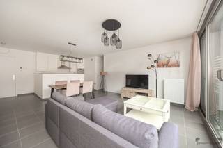 <p><span>Discover this turnkey apartment with a prime location in the bustling center of Brasschaat, with stores, public transport, restaurants right outside the door and the park of Brasschaat within walking distance.</span></p><p><span> The apartment consists of:</span></p><ul><li><span>A bright living space with large windows</span></li><li><span>An open kitchen with plenty of cupboard space, stove, double sink, fridge and oven (connection for dishwasher possible)</span></li><li><span>A bathroom with shower and sink</span></li><li><span>A practical storage room with connection for washing machine</span></li><li><span>A separate toilet</span></li><li><span>1 bedroom with access to the balcony</span></li></ul><p><span>Advantages:</span></p><ul><li><span>You can safely store your bike in the bike shed in the underground garage of the building.</span></li><li><span>Favourable EPC and electricity compliance</span></li><li><span>Ready to move in</span></li><li><span>Central location</span></li></ul><p><span>Looking for a hassle-free move-in ready property in a lively and green community? Contact us soon for an appointment.</span></p><p><span> </span></p>