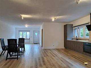 Zeer rustig gelegen kangoeroe nieuwbouwwoning meteen bewoonbare oppervlakte van 210m².Via de inkomhal komt men terecht in een grote leefruimte met...