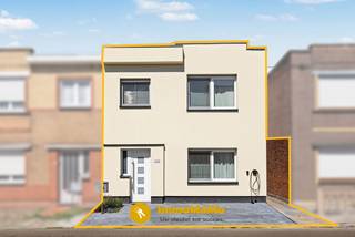 Op zoek naar een <strong>gerenoveerde energiezuinige en instapklare woning in Wachtebeke</strong> waar comfort en gezelligheid centraal staan?<br /><br />Deze woning beschikt over <strong>2 slaapkamers, waarvan één met een praktische dressing en een aparte bureauruimte</strong> – ideaal voor thuiswerk, een hobbykamer of een extra slaapkamer.<br />De lichtrijke open leefruimte sluit naadloos aan op de moderne open keuken. Daarnaast is er een aparte wasruimte, wat zorgt voor extra praktisch comfort.<br /><br />Ook op energetisch vlak scoort deze woning uitzonderlijk goed. Dankzij <strong>vloerverwarming, een warmtepomp, zonnepanelen en een EPC-label A+</strong> geniet u van een duurzame woning met een bijzonder laag energieverbruik en minimale energiekosten.<br /><br />Buiten is voorzien van een <strong>mooi en rustig aangelegde tuin</strong>, de perfecte plek om te ontspannen met familie en vrienden.<br />Een woning die volledig afgewerkt is en voorzien van alle hedendaagse comfort. Ideaal voor een startend gezin, een koppel of iedereen die zorgeloos wil verhuizen naar een energiezuinige thuis.<br /><br />Troeven:<br />Volledig gerenoveerd en instapklaar<br />EPC A+ <br />Vloerverwarming, warmtepomp en zonnepanelen<br />2 slaapkamers<br />bureauruimte<br />Praktische wasruimte<br />Aangelegde tuin<br /><br />Bezoekdag op 24/08 van 17h-19h. <strong>Let op: op voorhand verwittigen is verplicht.</strong><br />Bel 0492/97.47.00 of mail nathalie@immomamo.be