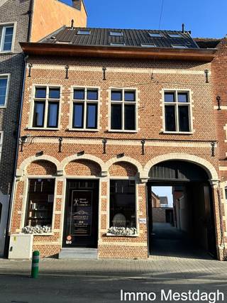 <p><strong>Prachtig modern appartement met terras en parking – Hartje Diest</strong></p>
<p><strong>Bent u op zoek naar een instapklaar, recent appartement dat de charme van de stad combineert met alle moderne comfort? Dit lichtrijke appartement op de eerste verdieping van een karaktervol gebouw biedt u alles wat u nodig heeft.</strong></p>
<ul>
<li><strong>Toplocatie:</strong> Gelegen in één van de hoofdwinkelstraten van Diest, op wandelafstand van winkels, gezellige terrasjes en de Grote Markt.</li>
<li><strong>Modern Comfort:</strong> Een recent gebouw voorzien van een lift en hoogwaardige afwerking.</li>
<li><strong>Buitenruimte & Parking:</strong> Geniet van een eigen terras en de luxe van een privé autostaanplaats en gemeenschappelijke fietsberging in het centrum.</li>
</ul>
<p>Het appartement is doordacht ingedeeld voor een optimaal ruimtegevoel:</p>
<ul>
<li><strong>Leefruimte:</strong> Ruime, lichtrijke woonkamer met een moderne <strong>open keuken inclusief kookeiland</strong> (ideaal voor wie van koken en sociaal contact houdt).</li>
<li><strong>Slaapgedeelten:</strong> 2 volwaardige slaapkamers.</li>
<li><strong>Sanitair:</strong> Badkamer voorzien van alle comfort en toilet.</li>
<li><strong>Extra opbergruimte:</strong> Een ruime praktische berging in het appartement zelf, plus een <strong>privékelder</strong> voor extra stockage.</li>
<li><strong>Buiten:</strong> Een aangenaam terras om tot rust te komen.</li>
</ul>