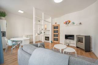 Instapklaar appartement met 2 slaapkamers in het centrum van Wenduine. Het appartement ligt op wandelafstand van zeedijk en strand en bevindt zich in een zijstraat van de winkelstraat. Het appartement is gelegen op de eerste verdieping in een kleine residentie en werd recentelijk volledig gerenoveerd.<br /><br />Indeling als volgt: inkomhal, woonkamer met eetplaats, gezellige erker en open keuken, badkamer uitgerust met toilet, wastafel en douche, 2 slaapkamers met aanpalend een kleine berging.<br /><br />Ideaal als tweede verblijf of vaste woonst!<br /><br />Voor meer informatie of een bezoek ter plaatse aarzel niet en bel Gaëlle op het nummer 0479 17 17 17