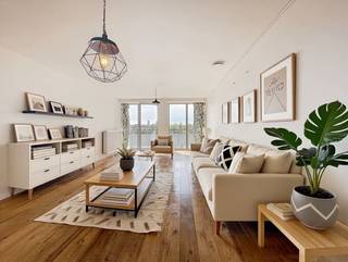 Bienvenue dans cet appartement contemporain situé dans un emplacement privilégié à Gand, sur la Gasmeterlaan. Cet appartement prêt à emménager est situé dans une résidence moderne et allie confort, luminosité et facilité d'accès.La maison dispose d'un espace de vie lumineux, d'une cuisine entièrement équipée, de 2 chambres, d'une élégante salle de bains et d'une terrasse. Le bâtiment est situé à proximité du centre, des transports en commun, des magasins et des restaurants.Disposition :hall d'entrée - cuisine ouverte - grand espace de vie - terrasse - chambre 1 - rangement - toilettes - salle de bain - chambre 2Les frais communs, sous forme de somme forfaitaire, s'élèvent à 75,00 EUR/mois et concernent les frais généraux et de syndic.Disponible immédiatement