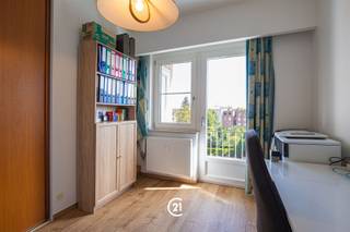 Welkom in dit charmante appartement in Ganshoren! Dit appartement biedt u een ideale balans tussen comfort, ruimte en bereikbaarheid, in een groene en gezellige buurt.Meteen bij binnenkomst wordt u verwelkomd door een ruime hal die uitkomt op de lichtvolle woonkamer, vanwaar u vanaf het terras een adembenemend uitzicht hebt op de Basiliek van Koekelberg. Naast de woonkamer kunt u uw culinaire creativiteit de vrije loop laten dankzij de volledig uitgeruste keuken. Aan de achterzijde van het appartement vindt u de drie ruime, volledig gerenoveerde slaapkamers, waarvan er twee beschikken over een eigen terras, zodat u in alle rust kunt ontwaken met een prachtig uitzicht op het Atomium. Tot slot biedt de moderne doucheruimte alles wat u nodig heeft voor een comfortabel gezinsleven. Ideaal gelegen aan de Avenue de l’Exposition, en dankzij de nabijheid van tram 9 en bussen 13 &amp; 83 kunt u zich in alle rust door Brussel verplaatsen. U kan eveneens een staanplaats (€17.000) en een gesloten garage (€31.000) aankopen. Laat u verleiden door deze kans, en maak nu een afspraak.