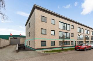 Zeer gunstig gelegen gelijkvloersappartement op wandelafstand van het centrum van Rumst.  Alle winkels, scholen en het openbaar vervoer bevinden zich in de onmiddellijke omgeving.  Zéér aangename en rustige woonomgeving!  Het eigendom ligt nabij het gemeentelijk park &amp; het jaagpad langsheen de Rupel en de Nete.  Er is voldoende parkeergelegenheid in de straat. De oprit van de E19 Antwerpen-Brussel ligt op slechts 5 min. rijden.  <br /><br />Dit appartement bestaat uit:  GLVL: een inkomhall met vestiaire, een woonkamer, een ingerichte keuken, een wasplaats, een nachthall, een ingerichte badkamer, 2 slaapkamers en een apart toilet.  Ondergrondse autostaanplaats P37 en K1 zijn verplicht mee aan te kopen aan €15.000,-.  <br /><br />Dit gebouw dateert van 2002.  Zeer goede EPC score: Label C.  De keuring van de elektriciteit is volledig conform.   De gemeenschappelijke kosten bedragen €90,-/maand.   Er is een LIFT in het gebouw.  Wenst u graag een bezichtiging? Contacteer ons via 03 459 99 99 of info@leximmo.be voor een afspraak ter plaatse!