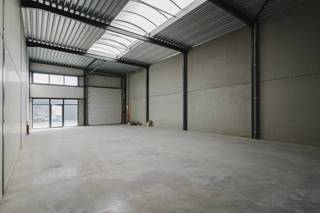 Nieuwbouw KMO-unit te koop in project Moenkouter te Moen. De unit heeft een oppervlakte van 215 m².Voorzieningen: - Parkeerplaats- Lichtstraat - Gepolierde betonvloer- Sectionale poort (ca. 4 m x 4,4 m)- Afzonderlijke toegangsdeurBent u op zoek naar bedrijfsvastgoed bestaande uit een KMO-unit te koop in Moen? Aarzel dan zeker niet om ons te contacteren op het nummer 056 21 11 11.