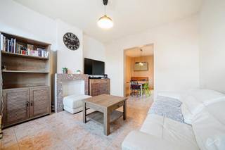 <pre><span>informatie en bezoeken: 02/3155171
Halle - We Invest biedt u deze woning met 4 slaapkamers en een enorme tuin aan, ideaal gelegen op 2 minuten van het centrum van Halle!
Op de begane grond: aangrenzend de woonkamer, de eetkamer (met de trap naar boven en toegang tot de kelder), de grote volledig uitgeruste keuken, de badkamer en een kantoor met toegang tot de volledig zichtbare tuin op het zuiden! Op de 1e de hoofdslaapkamer en de kleine slaapkamer. Op de bovenste verdieping twee grote slaapkamers.
Huis om op te frissen. Elektriciteit moet op peil worden gebracht, maar met heel weinig werk. PEB G en wordt momenteel aangepast naar aanleiding van een nieuwe ketel en nieuw geïsoleerd dak!
Parkeerplaatsen met oplaadpunten direct voor het huis.
Om zonder vertraging te bezoeken! Perfect voor een eerste aankoop!</span></pre>