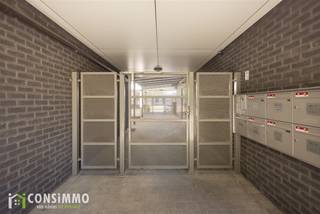 Bent u op zoek naar een ruim en instapklaar appartement op een centrale ligging? Dit verzorgd appartement in Houthalen-Oost combineert een royale bewoonbare oppervlakte van maar liefst 130 m² met drie slaapkamers, een groot terras en een uitstekende bereikbaarheid.<br /><br />Indeling<br />Via de gemeenschappelijke binnenkoer bereikt u het appartementsgebouw. Het appartement bevindt zich op de tweede verdieping en is bereikbaar via zowel de lift als de trap.<br /><br />Bij het binnenkomen treffen we de inkomhal met toegang tot het gastentoilet, een praktische berging en de leefruimte. De ruime leefruimte vormt het hart van het appartement en bestaat uit een moderne open keuken met kookeiland, een gezellige eethoek en een comfortabele zithoek. Vanuit de leefruimte heeft u rechtstreeks toegang tot het ruime overdekte terras, waar u in alle rust kan genieten van de buitenruimte.<br /><br />Via de nachthal bereiken we drie slaapkamers, waarvan twee slaapkamers directe toegang hebben tot het terras. Daarnaast beschikt het appartement over een ruime badkamer uitgerust met zowel een ligbad als een douche.<br /><br />In de kelderverdieping zijn een private kelderberging en een autostaanplaats inbegrepen. Voor bezoekers zijn er bovendien voldoende gratis parkeerplaatsen voorzien in de directe omgeving.<br /><br />Technische informatie<br />Het appartement werd opgetrokken in 2006, maar werd pas in 2014 in gebruik genomen en ingericht. Met een bewoonbare oppervlakte van maar liefst 130 m² biedt het bijzonder veel leefruimte. De verwarming gebeurt op aardgas via een condenserende gasketel. Dankzij het gunstige EPC-label B geniet u van een energiezuinig wooncomfort en geldt er geen renovatieverplichting. Het appartement is momenteel verhuurd, wat het eveneens interessant maakt voor investeerders die op zoek zijn naar een opbrengsteigendom.<br /><br />Buurtinformatie<br />Het appartement geniet van een strategische ligging in Houthalen-Oost, vlakbij winkels, scholen, openbaar vervoer en tal van dagelijkse voorzieningen. Daarnaast bevinden de populaire natuur- en recreatiegebieden Kelchterhoef en Hengelhoef zich op wandel- en fietsafstand, ideaal voor wie graag geniet van groen en ontspanning. Dankzij de centrale ligging in Midden-Limburg bereikt u bovendien in enkele minuten de E314 en omliggende gemeenten zoals Genk, Zonhoven en Houthalen-Helchteren. Een locatie die wooncomfort, bereikbaarheid en recreatie perfect combineert.<br /><br />Bent u op zoek naar een ruim appartement met drie slaapkamers en een groot terras op een gunstige locatie? Contacteer ons via 089 69 30 01 of info@consimmo.be voor meer informatie of een bezoek ter plaatse. Bekijk ook de virtuele tour op onze website www.consimmo.be.
