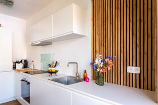 Locatie<br />Gelegen in het hartje van Antwerpen geniet deze flat van een uitstekende bereikbaarheid met vlotte verbindingen naar belangrijke invalswegen en het openbaar vervoer. Het bruisende stadscentrum bevindt zich op wandelafstand, waardoor winkels, restaurants, scholen en ontspanningsmogelijkheden zich allemaal binnen handbereik bevinden. Een ideale ligging voor wie comfortabel en centraal wil wonen.<br /><br />Beschrijving<br />Deze volledig gerenoveerde en bemeubelde flat bevindt zich op de vierde verdieping van een verzorgd gebouw met lift en biedt een aangename, lichtrijke woonomgeving. Dankzij de grote raampartijen geniet de ruimte van veel natuurlijke lichtinval. De indeling is praktisch en doordacht, met een aparte slaapkamer en een afzonderlijke badkamer. De studio beschikt over een uitgeruste keuken (met aansluiting voor wasmachine) en ruimte voor het inrichten van een gezellige zithoek. Bovendien is het appartement energiezuinig met een EPC-label B en beschikt het over een privatieve kelderberging. Dankzij de recente renovatie en conforme elektriciteit is dit bovendien een zorgeloze en rendabele investering.<br /><br />Belangrijkste kenmerken:<br />- Vlotte verbindingen<br />- Volledig gerenoveerd<br />- Lift aanwezig<br />- Veel lichtinval<br />- Prijs inclusief alle meubels, televisie, wasmachine,.. <br />- Energiezuinig (EPC label B)<br />- Elektriciteit conform<br />- Privatieve kelderberging<br /><br />Verplichte vermeldingen:<br />EPC: 172 kWh/m²<br />P-score: C & G-score: C<br />Stedenbouw: Vg-Wche-Gvkr-Gmo-Gvv