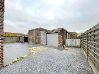 Ontdek dit ruime magazijn, ideaal gelegen in de Rekkemsestraat te Marke.Het gebouw heeft een totale bruikbare oppervlakte van 555 m² en bevindt zich...