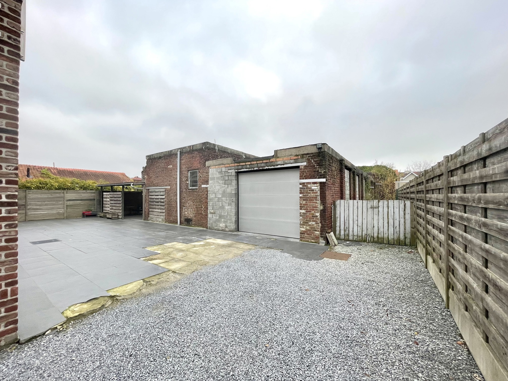 Ruim magazijn van 555 m² met sectionaalpoort - foto 2