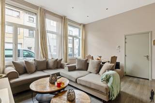 <b>Recent 1-slaapkamer appartement aan Slachthuissite<br /><br /></b>- Reeds 30% verkocht van project -<b><br /></b>Gelegen aan de Slachthuissite: een buurt die de laatste jaren enorme stappen heeft gemaakt en momenteel erg veel investeerders aantrekt door haar geschiedenis en veelbelovend toekomstperspectief.<br />De komende jaren zal hier een aanzienlijke <strong>transformatie </strong>plaatsvinden met verschillende nieuwe <strong>ontwikkelingsprojecten </strong>en <strong>herbestemmingen </strong>van historische panden.<br />Deze buurt biedt de bewoner een unieke mix van de authentieke, industriële charme en de moderne stadsvernieuwing.<br />In combinatie met een uitzonderlijk mooie mobiscore is het hier aantrekkelijk wonen voor wie wil genieten van het stadsleven, zonder in te boeten aan comfort en leefbaarheid.<br /><br />Het appartement zelf meet 48 m² en werd volledig <strong>gerenoveerd </strong>in 2008: voorzien van moderne afwerking en faciliteiten.<br />De EPC-score van C houdt in dat er geen renovatieverplichting geldt!<br />Er is een <strong>aparte slaapkamer </strong>die voldoende ruimte biedt voor een tweepersoonsbed en een kledingkast. De badkamer werd uitgerust met modern sanitair.<br />De lage maandelijkse kosten van slechts 25 euro maken dit appartement bijzonder aantrekkelijk voor zowel starters als investeerders.<br /><br /><strong>Bijzonderheden:<br /></strong><span>- Volledig verbouwd in 2008</span><br /><span>- Verhuurd - mits inachtname huurders</span><br /><span>- Aparte meters<br /></span>- Kelderberging